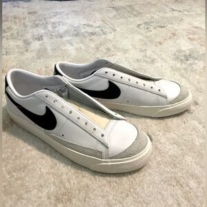 NWOT Nike sneakers. Need shoelaces. Size 9